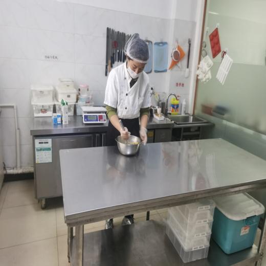 周末覓食避雷指南 新區飯店后廚內幕大揭秘，廚房加工暗藏危機