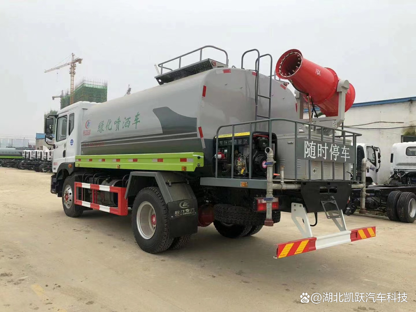 城市脈搏的濕潤音符 環衛灑水車的一天
